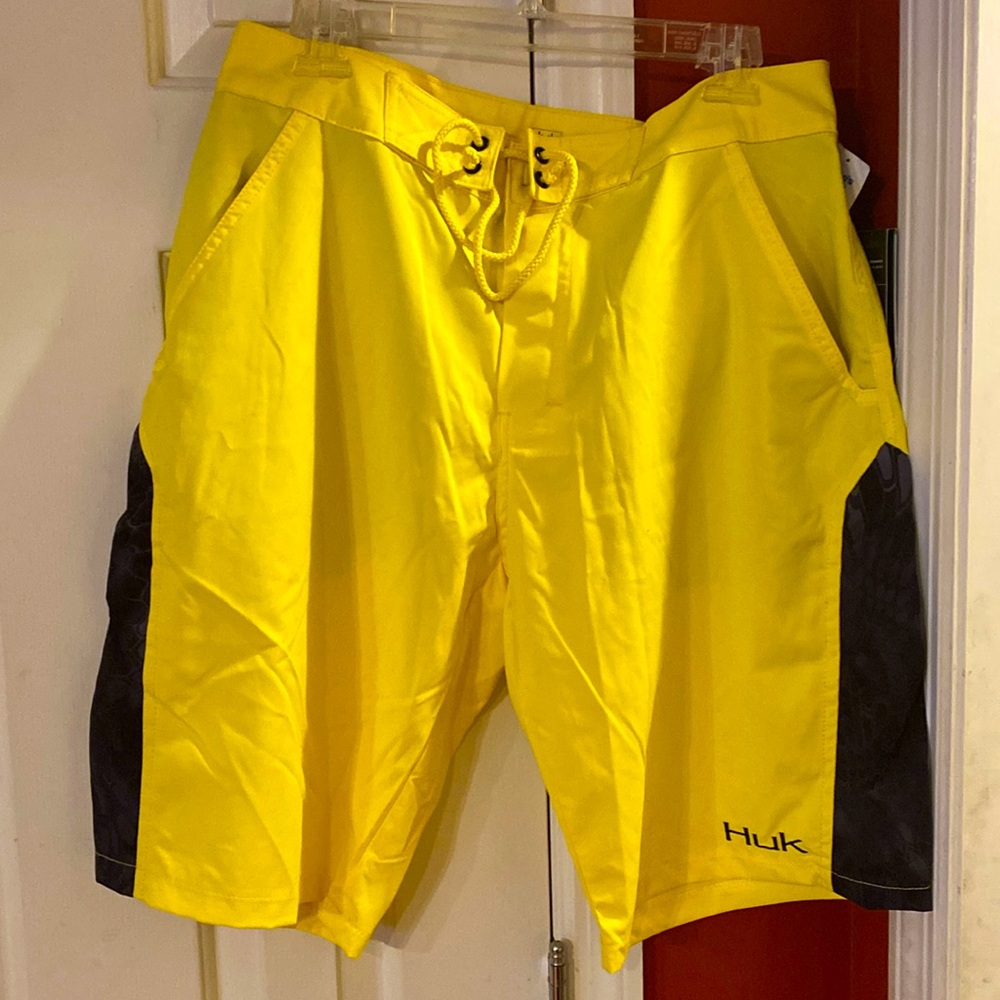 Huk size 34 men’s board shorts